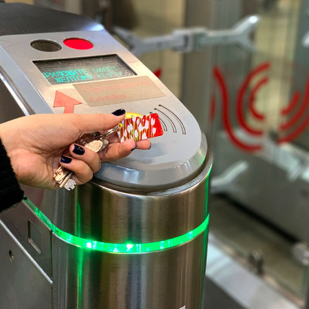 Брелок ISBC с функционалом карты "Тройка" "Городские джунгли; Белые тюльпаны" арт. 121-21241